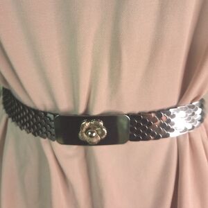 Silver Metal Dragon Scale Stretch Belt w/ Flower. Size Small